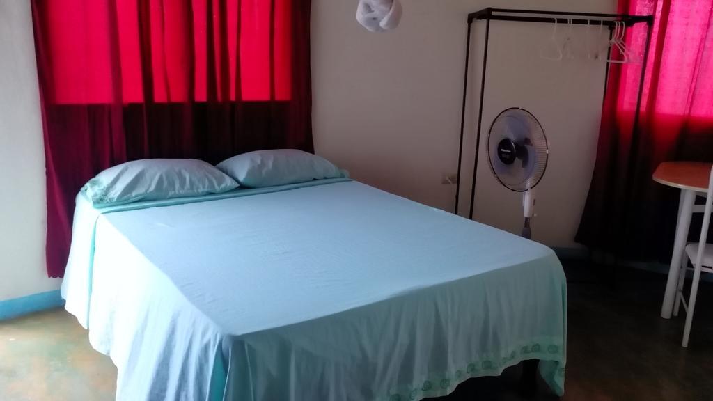 Waikiki Guest House Treasure Beach Habitación foto